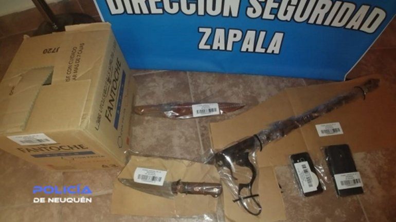 Fueron a buscarlo con un rifle pero quedaron detenidos