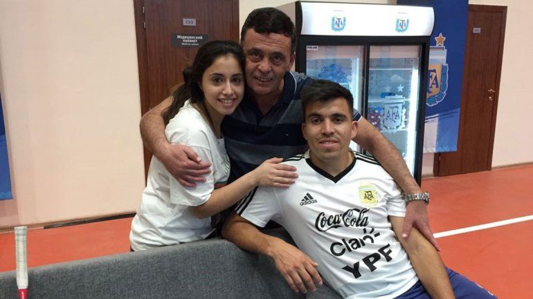 El Huevo recibe el afecto de su íntimo amigo y de su familia