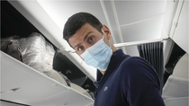 la polemica foto de djokovic en el avion que se hizo viral