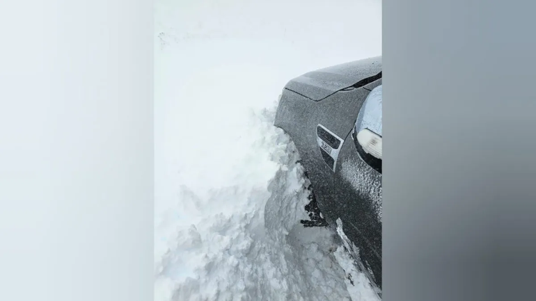 Personal de la Compañía de Cazadores de Montaña 6 fue en rescate de la familia de mendocinos varados en ruta provincial 13.
