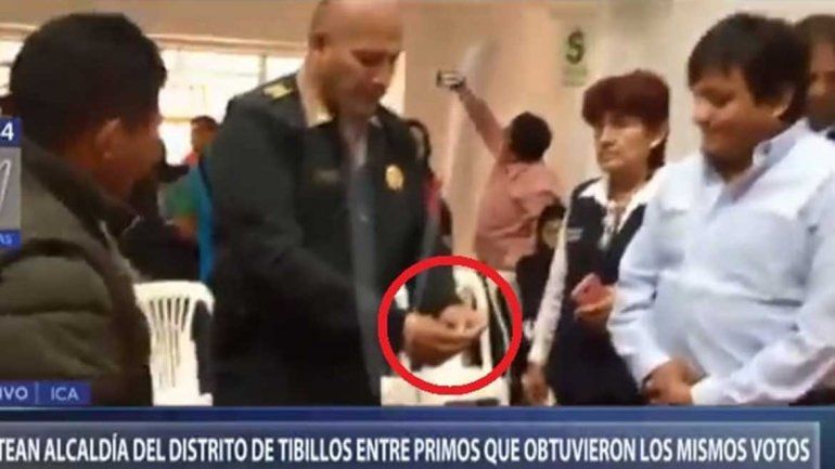 Empataron en las urnas y sortearon quien sería el intendente