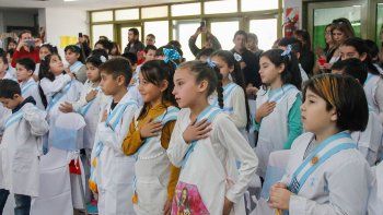 preparan ceremonias virtuales para que los chicos prometan la bandera preparan ceremonias virtuales para que los chicos prometan la bandera