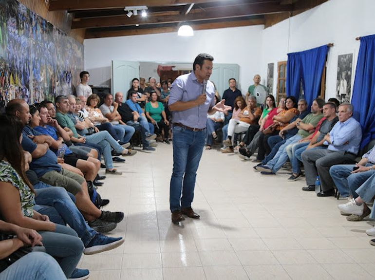 Osvaldo Llancafilo recibió el apoyo de militantes del MPN en el debate. Osvaldo Llancafilo recibió el apoyo de militantes del MPN en el debate.