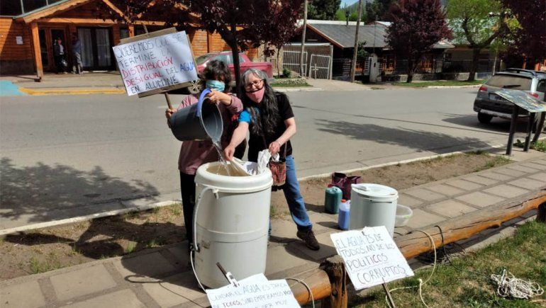 Aluminé: con sus lavarropas frente a la Muni protestaron por el agua