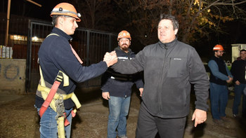Mariano Gaido saluda a un operario de CALF en Don Bosco. Mariano Gaido saluda a un operario de CALF en Don Bosco.