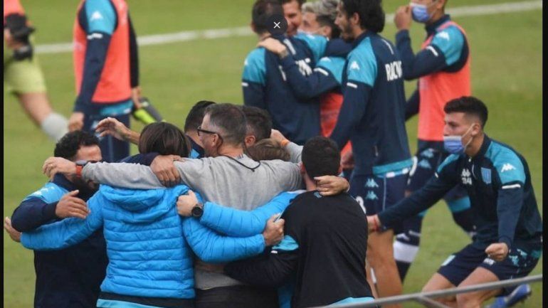 ¡Todos por penales hasta acá...! El neuquino Arias atajó uno y Racing a semi