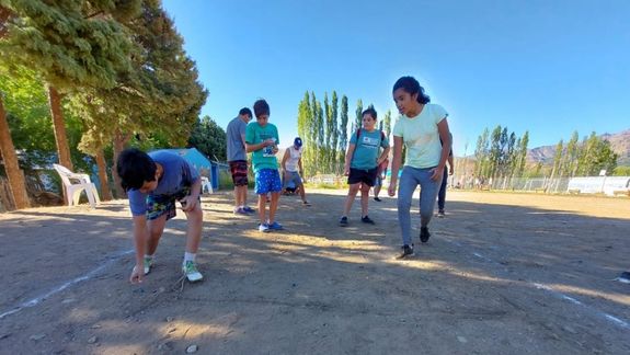 Recuperó las competencias de bolitas y fascinó a los niños de Huinganco