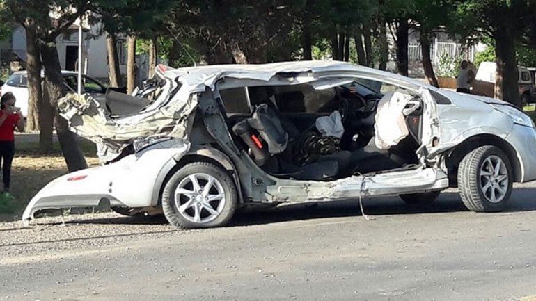 El Peugeot 208 quedó totalmente destruido tras ser chocado por una camioneta en la Ruta 22 en Cutral Co.