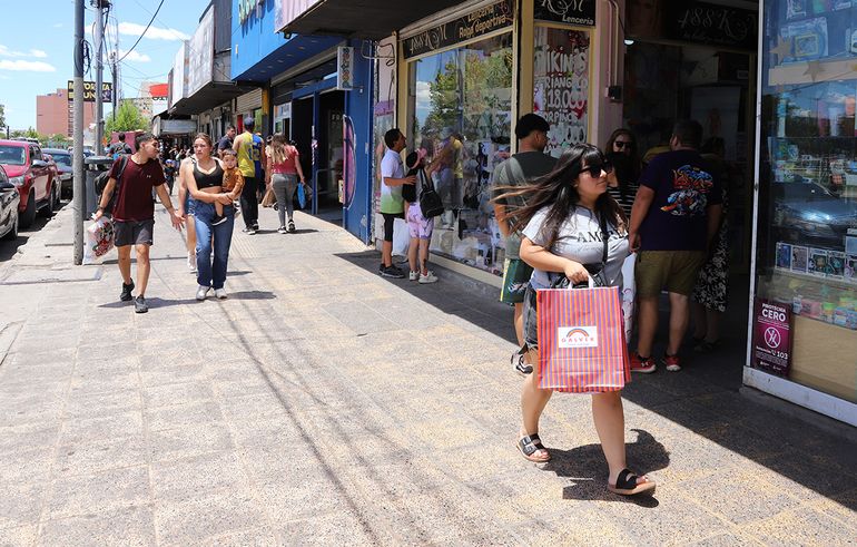Qué pasará con los comercios en Neuquén durante el finde largo 