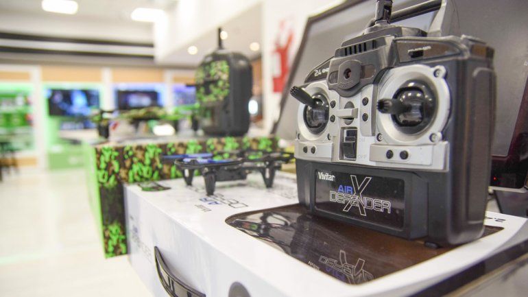 Es un fenómeno en expansión en la capital. Diputados y concejales coinciden en la necesidad de crear un marco normativo. Los problemas son: invasión a la intimidad y riesgo de accidentes.