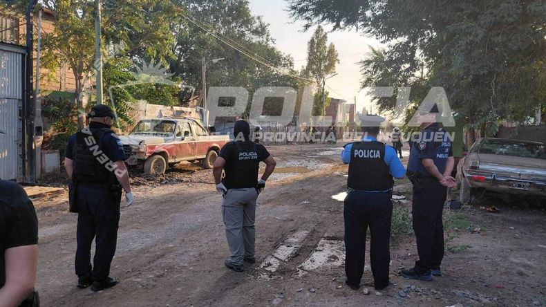 Misteriosa muerte de un joven en plena calle en Toma La Familia: qué se sabe | LM Neuquen Misteriosa muerte de un joven en plena calle en Toma La Familia: qué se sabe