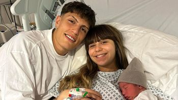 Alejandro Garnacho junto a Eva García y su hijo Enzo. Alejandro Garnacho junto a Eva García y su hijo Enzo.