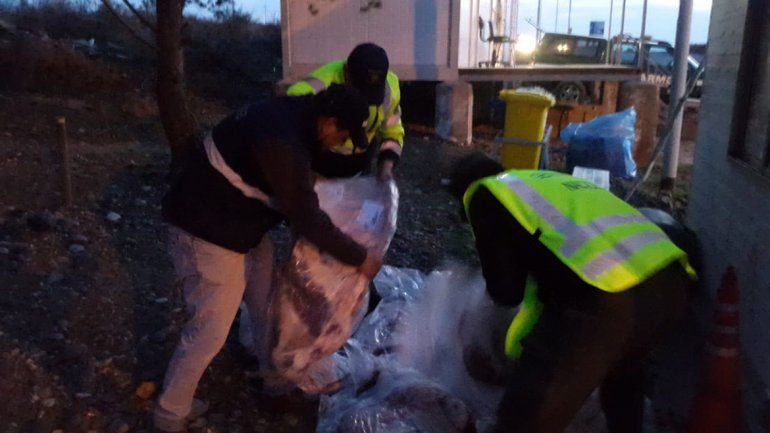 Decomisaron 264 kilos de carne de cuatro vehículos que venían a la región