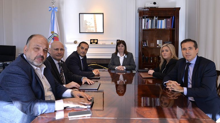 Funcionarios políticos y judiciales de Neuquén reunidos en Nación, este viernes, con la ministra de Seguridad Patricia Bullrich para combatir el narcomenudeo. Funcionarios políticos y judiciales de Neuquén reunidos en Nación, este viernes, con la ministra de Seguridad Patricia Bullrich para combatir el narcomenudeo.