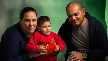 Marina Aristimuño y su esposo Luis con el pequeño Facundo. Marina Aristimuño y su esposo Luis con el pequeño Facundo.