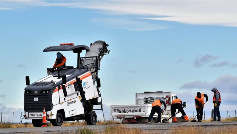Las tareas en la ruta 40 se realizan con asfalto en caliente que se produce en una planta de Vialidad Nacional ubicada en Tecka, a 200 kilómetros de la zona de obra. Las tareas en la ruta 40 se realizan con asfalto en caliente que se produce en una planta de Vialidad Nacional ubicada en Tecka, a 200 kilómetros de la zona de obra.