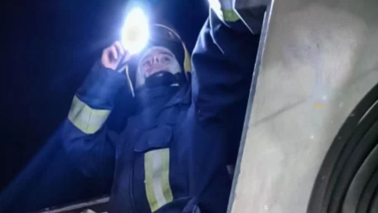 Uno de los bomberos durante la minuciosa iunspección en la casa de Río Gallegos