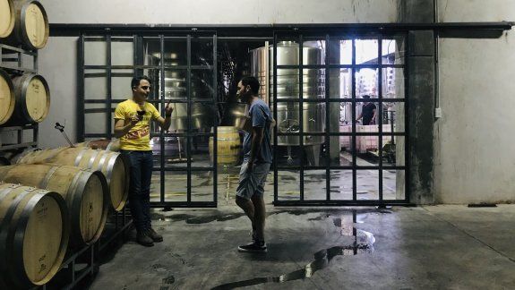Charlando con Nicol&aacute;s Navio, en&oacute;logo de Bodega Patritti en la sala de barricas