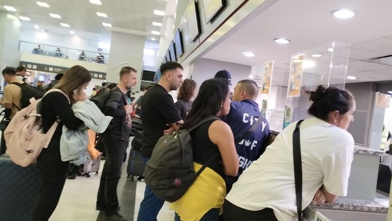 Tenían vuelo a las 10.30 de este miércoles y no saben cuándo podrán volar.