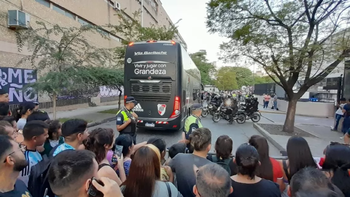 choco el colectivo que iba a llevar al plantel de river choco el colectivo que iba a llevar al plantel de river