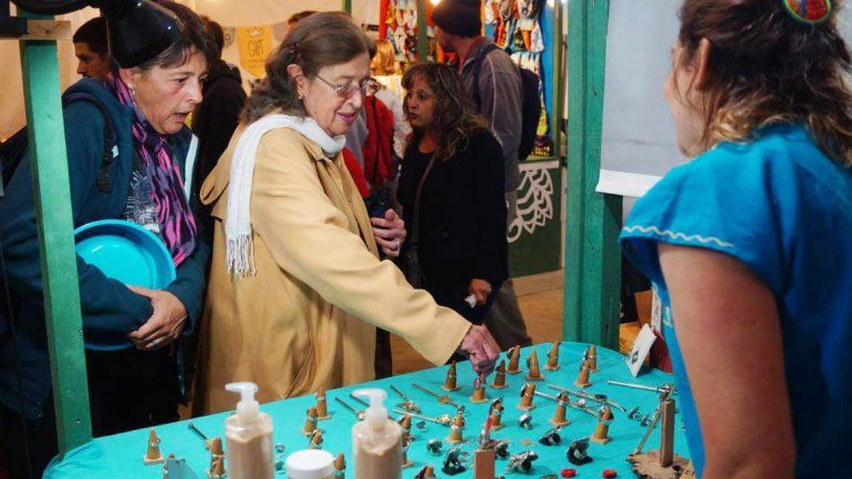 Una turista visita un stand de artesanías (Gentileza: La Angostura Digital).