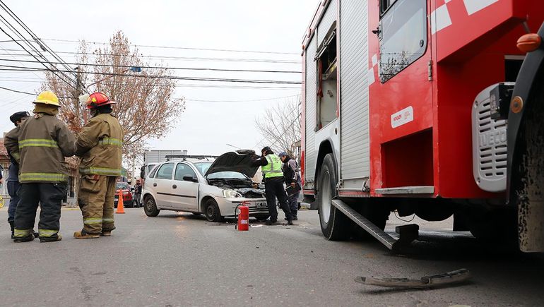 Un camión de Bomberos sufrió un fuertísimo choque cuando iba a apagar el incendio y un anciano terminó herido