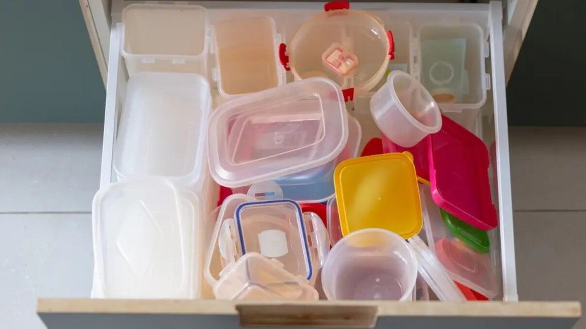 Chau a los tuppers desordenados: la solución sencilla que transforma la cocina en un solo paso | LM Neuquen Chau a los tuppers desordenados: la solución sencilla que transforma la cocina en un solo paso