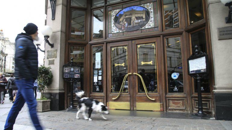 Allanaron tradicional café porteño por lavado de dinero