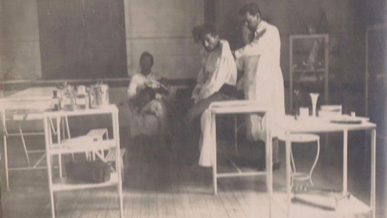 Castro Rendón atendiendo en el centro de salud.