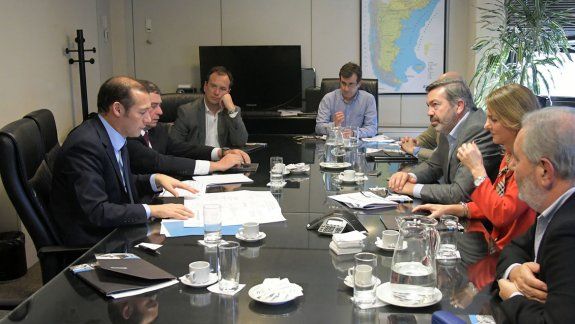El gobernador Omar Gutiérrez con los gerentes de Camuzzi Gas del Sur, en un acto en la sede de Buenos Aires.