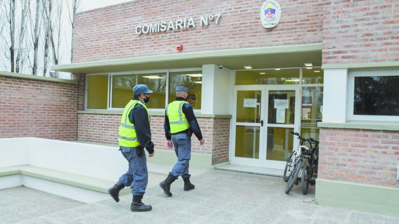 La Policía de Plottier estuvo trabajando en el transcurso de toda la tarde para confirmar las circunstancias de la muerte del hombre. La Policía de Plottier estuvo trabajando en el transcurso de toda la tarde para confirmar las circunstancias de la muerte del hombre.