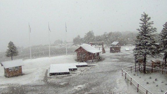 El cerro Chapelco y las calles de San Martín de los Andes y de Caviahue, cubiertos de blanco a menos de dos meses del comienzo de la temporada invernal.