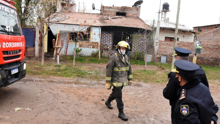 Un incendio arrasó con una casa de Hibepa y falleció una pareja con su hijita.