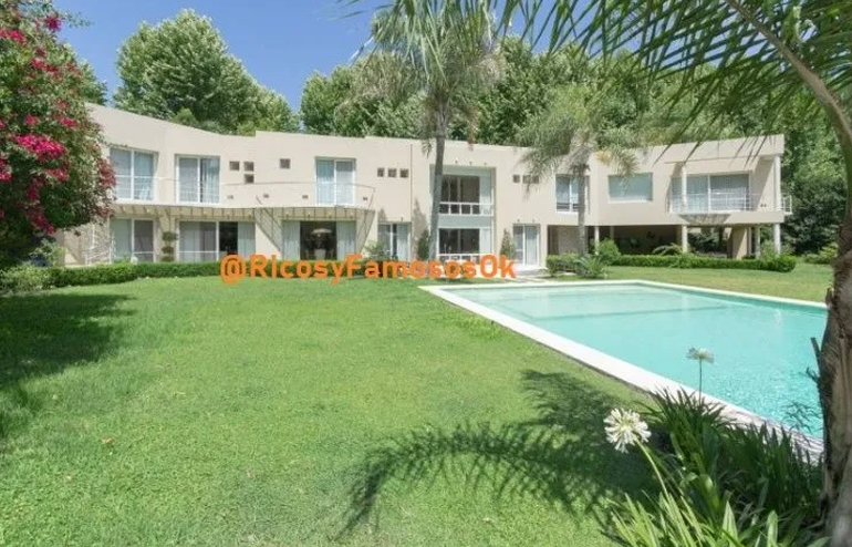 La vista del jardín a la parte de atrás de la mansión.