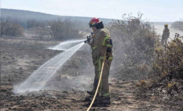 Luego de la extinción de los focos principales, los bomberos debieron hacer guardias para controlar zonas calientes y posibles reinicios del fuego. Luego de la extinción de los focos principales, los bomberos debieron hacer guardias para controlar zonas calientes y posibles reinicios del fuego. 