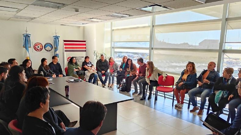 Integrantes de la Cooperativa 127 Hectáreas en la mediación con Jorge Salas y los denunciantes por supuesta estafa. | LM Neuquen Integrantes de la Cooperativa 127 Hectáreas en la mediación con Jorge Salas y los denunciantes por supuesta estafa.