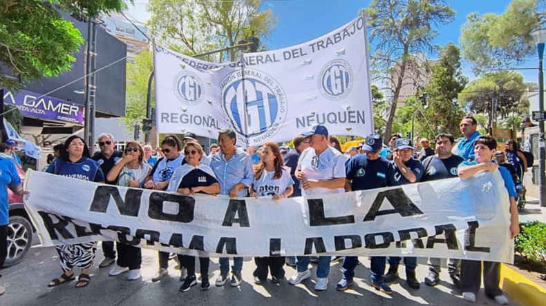 La marcha contra la reforma laboral se desarrolla en Neuquén y varias capitales del país | LM Neuquen La marcha contra la reforma laboral se desarrolla en Neuquén y varias capitales del país