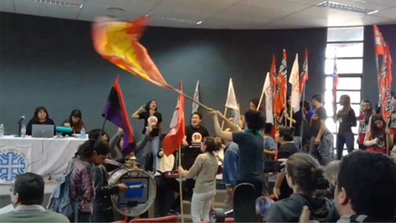 Acreditación de los títulos: en medio de un escándalo se suspendió la sesión de la UNCo