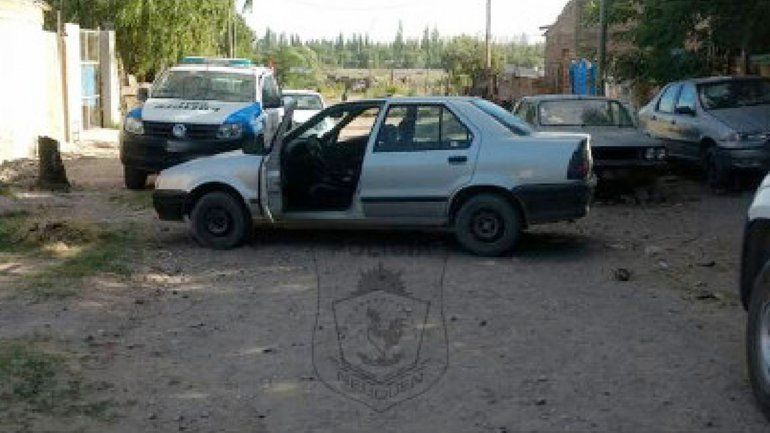 El Renault 19 tenía pedido de secuestro por un robo ocurrido el miércoles.