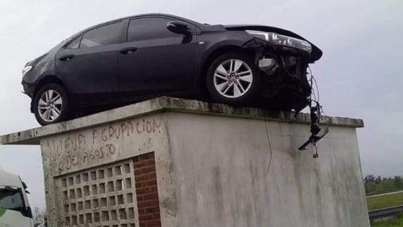 Entre Ríos: un auto despistó y terminó en el techo de una garita de colectivos