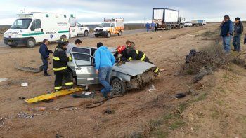 El conductor del auto murió en el hospital tras ser rescatado por los bomberos. El conductor del auto murió en el hospital tras ser rescatado por los bomberos.