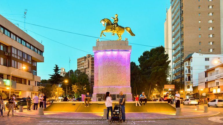 Monumentos  amarillos en homenaje a los muertos del tránsito