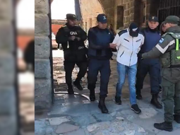 El juicio abreviado impuso una pena de cuatro meses de prisión de ejecución condicional, ordenando su traslado inmediato a la frontera para efectivizar la expulsión del territorio nacional. El juicio abreviado impuso una pena de cuatro meses de prisión de ejecución condicional, ordenando su traslado inmediato a la frontera para efectivizar la expulsión del territorio nacional.