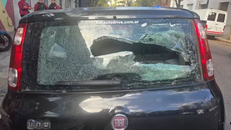 El auto quedó destrozado en las puertas de Radio 10