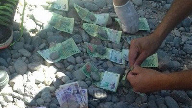 La Policía contabiliza el dinero que lograron recuperar en La Herradura.