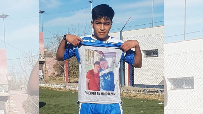 La tierna imagen de su papá y abuela abrazados y la inscripción Siempre en mi corazón.