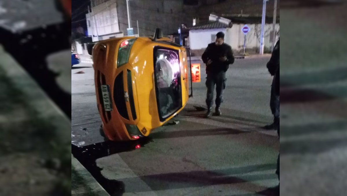 Fuerte vuelco de un taxi detrás del Ruca Che