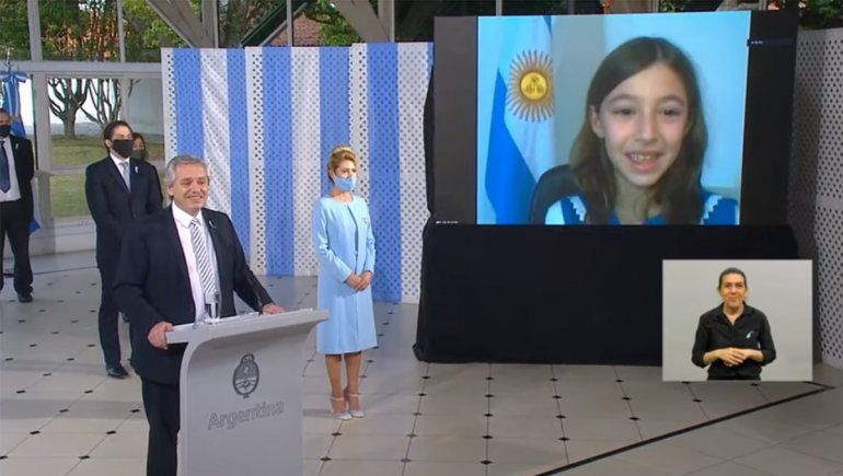 El Presidente le dedicó unas palabras a Celina en la promesa a la bandera