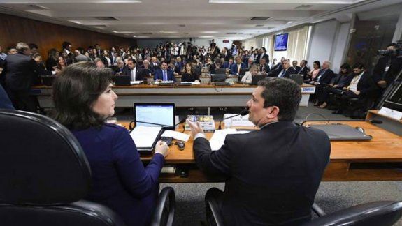 Moro declaró ante el Senado por los polémicos chats