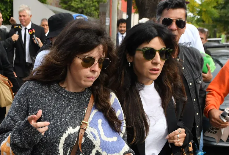 Dalma y Gianinna Maradona en una de las audiencias del juicio por la muerte de su padre. Dalma y Gianinna Maradona en una de las audiencias del juicio por la muerte de su padre.